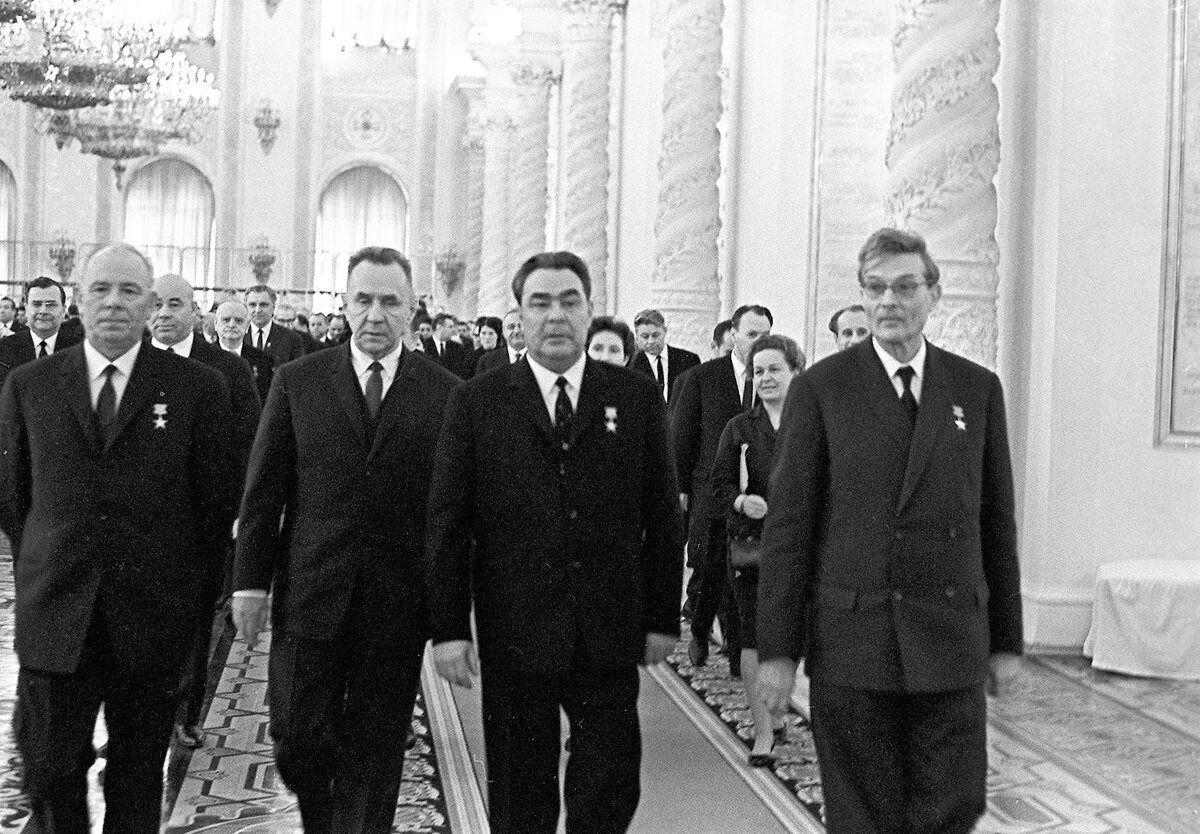 Косыгин (слева) был главным мотором брежневских реформ